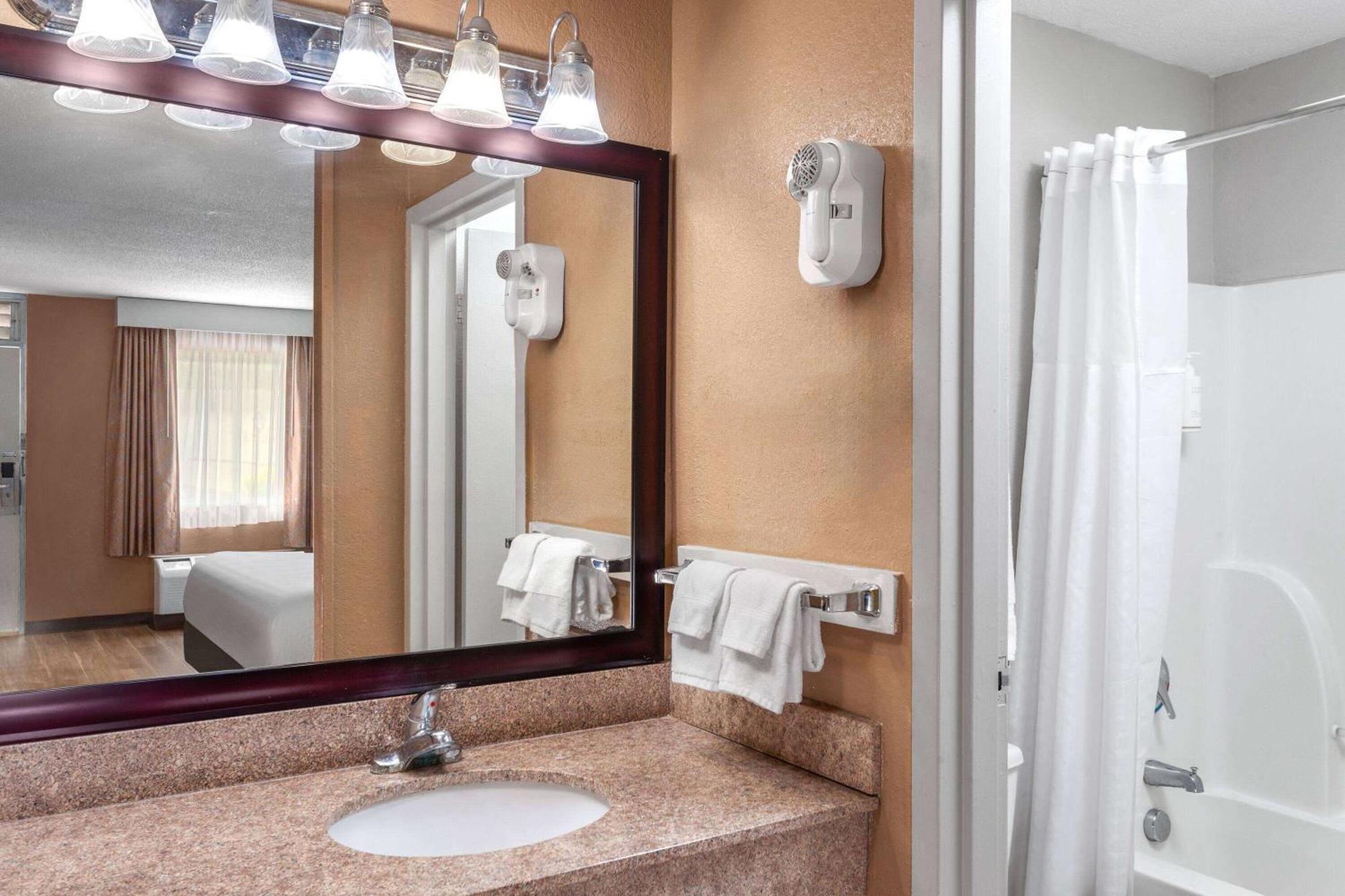 Days Inn By Wyndham Shelby Esterno foto