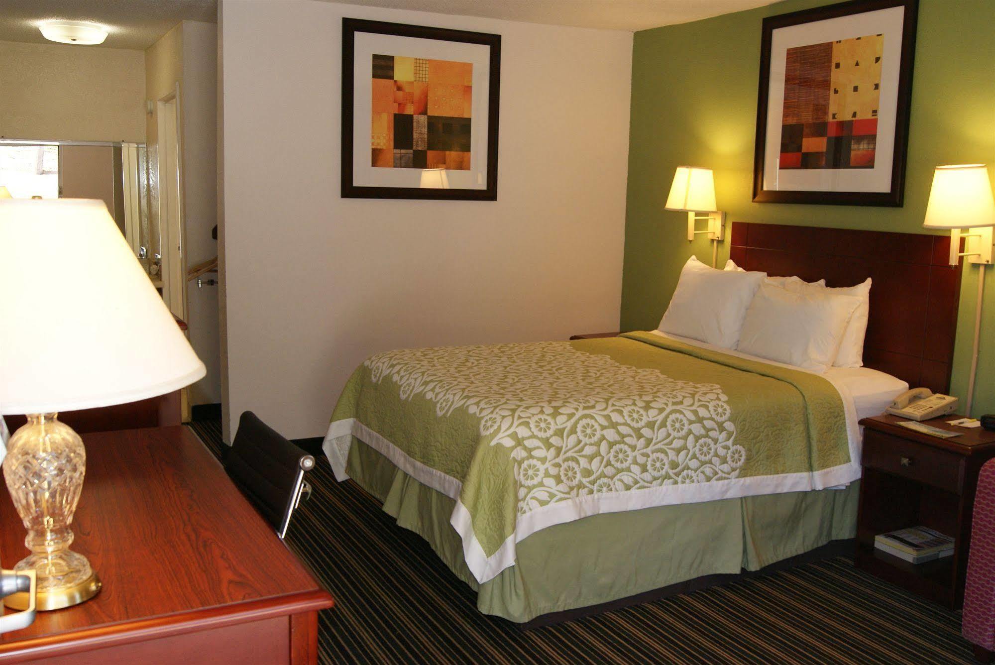Days Inn By Wyndham Shelby Esterno foto