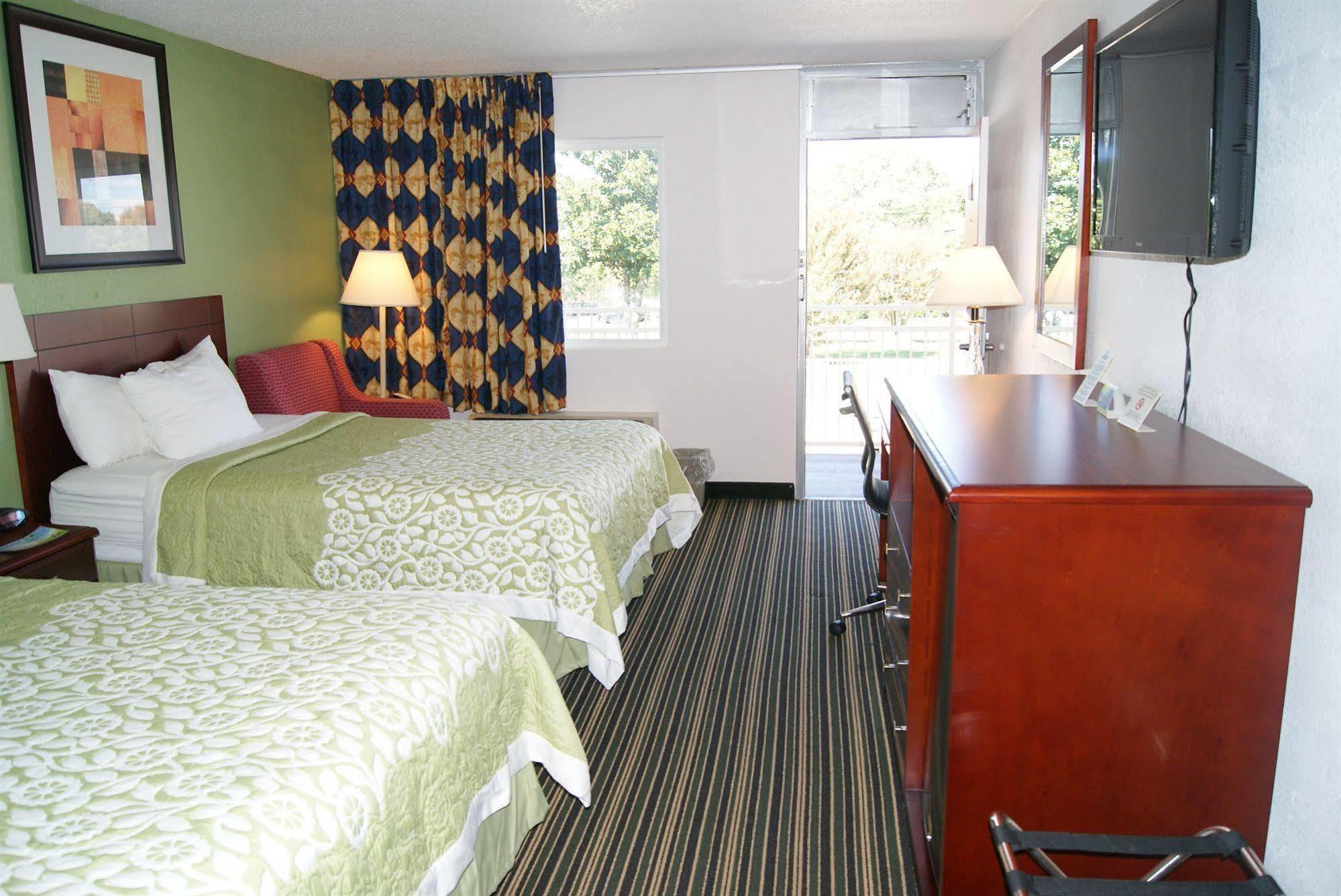 Days Inn By Wyndham Shelby Esterno foto